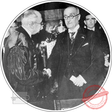 El doctor Edelman felicita a José Agripino Barnet y Vinageras después de tomarle juramento como presidente de Cuba.