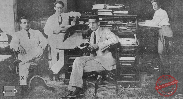 Manuel Texidó Jacas y varios empleados en el despacho de la gerencia de la casa Valcárcel y Texidó, en Manzanillo, Cuba, ca. 1918.