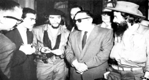 Manuel Urrutia Lleó junto a Ernesto Che Guevara y Camilo Cienfuegos en Cuba, en 1959.