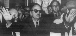 Manuel Urrutia Lleó abre los brazos al entrar en el Palacio Presidencial de La Habana en 1959.