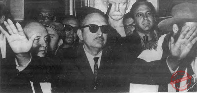 Manuel Urrutia Lleó abre los brazos al entrar en el Palacio Presidencial de La Habana en 1959.