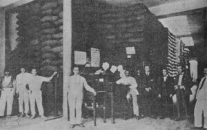 Marcelino García, S. en C. Entrada del almacén de víveres y empleados. Habana, ca. 1918.
