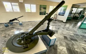 Playa Girón, Ciénaga de Zapata (Matanzas). Mortero M30 de 4,2 pulgadas y ametralladora Browning M2 calibre .50, de fabricación estadounidense; piezas atribuidas a la Brigada 2506, exhibidas en el Museo de Playa Girón. Foto: A. M. 2025.