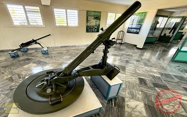 Playa Girón, Ciénaga de Zapata (Matanzas). Mortero M30 de 4,2 pulgadas y ametralladora Browning M2 calibre .50, de fabricación estadounidense; piezas atribuidas a la Brigada 2506, exhibidas en el Museo de Playa Girón.
