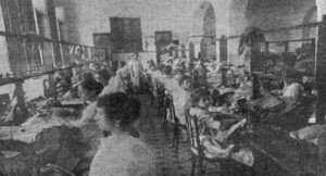 Taller textil y obreras en El Palacio de los Bueyes de Alejo González Pereda en la Habana ca. 1918.