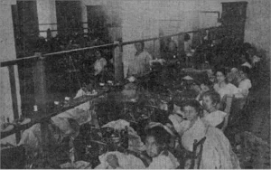 Ojaladoras y botoneras en El Palacio de los Bueyes, Habana ca. 1918.
