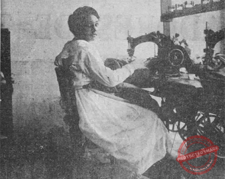 Pantalonera y obrera textil en El Palacio de los Bueyes ca. 1918.