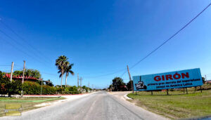 Playa Girón, Ciénaga de Zapata (Matanzas). Cartel en la carretera con la inscripción “Girón, primera gran derrota del imperialismo yanqui en América Latina”, expresión de la narrativa oficial sobre la batalla. (Combates: abril de 1961). Foto: A. M. 2025.