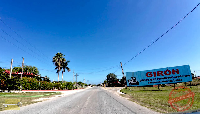 Playa Girón, Ciénaga de Zapata (Matanzas). Cartel en la carretera con la inscripción “Girón, primera gran derrota del imperialismo yanqui en América Latina”, expresión de la narrativa oficial sobre la batalla. (Combates: abril de 1961).