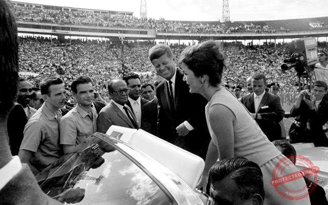 Presidente John F. Kennedy y la primera dama Jacqueline Kennedy saludan a los miembros de la Brigada 2506 en el estadio Orange Bowl de Miami, Florida. En la fotografía se aprecia a Jose Pérez San Román, comandante de la Brigada. 29 de diciembre 1962. Foto: Cecil Stoughton. White House Photographs. John F. Kennedy Presidential Library and Museum.