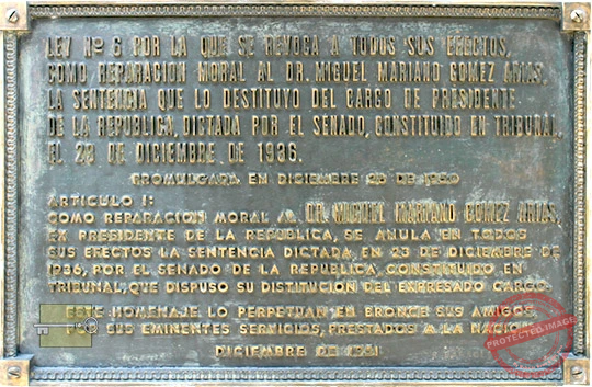 Tarja de bronce en el mausoleo de Miguel Mariano Gómez Arias en el Cementerio de Colón, La Habana.