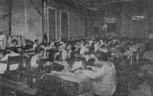 Valeiras Hermanos S. en C. vista del taller de confecciones y empleadas de costura ca. 1918.