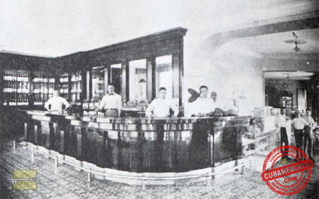 Aspecto de la cantina, la barra y los empleados del café restaurante La Victoria en La Habana, ca. 1922.
