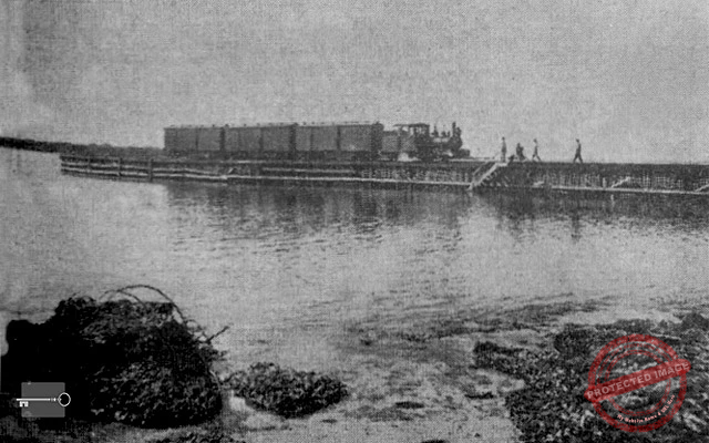 Locomotora y vagones sobre el muelle que servía de envasadero al Central Habana ca. 1918.