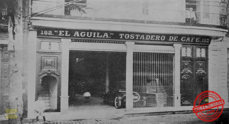 Fachada del tostadero y almacén de café El Águila, propiedad de Juan Varela, en la calle Águila número 162 de La Habana.