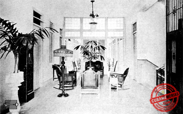Vista de una de las salas de recibo del Hotel Pensilvania de La Habana, establecimiento situado en la calle Águila no. 96, ca. 1922.