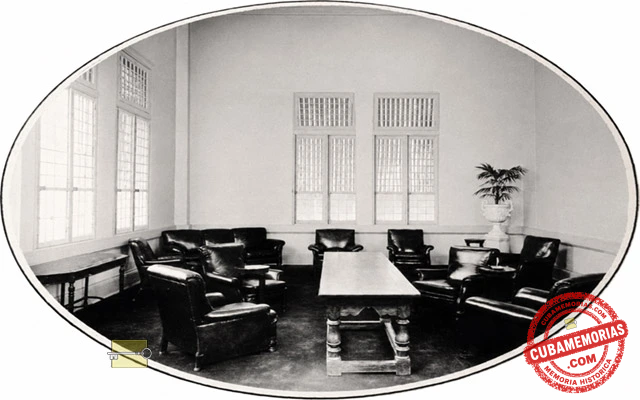 Salón de fumar del Casino de la Playa de Marianao. Foto de Villas ca. 1920.