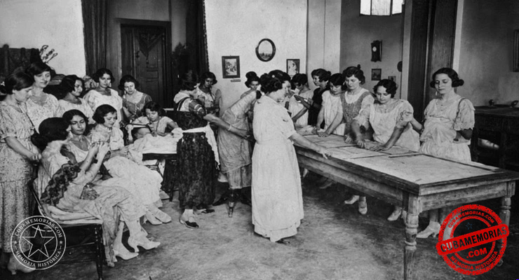Alumnas de la Academia de Corte y Costura Sistema Parrilla reunidas en el salón de clases en Matanzas.