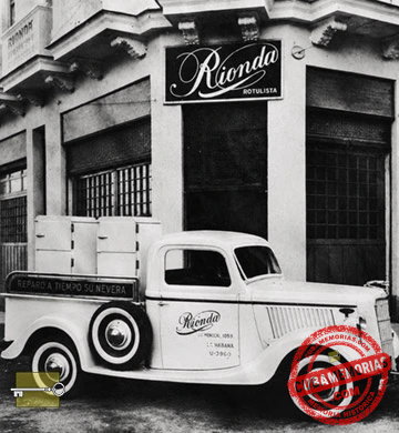 Fachada de la Casa Rionda en La Habana con uno de sus carros de servicio para reparación de neveras.
