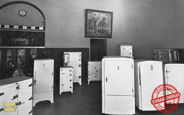 Salón de venta y exposición de la Casa Rionda en La Habana, con varias neveras exhibidas.