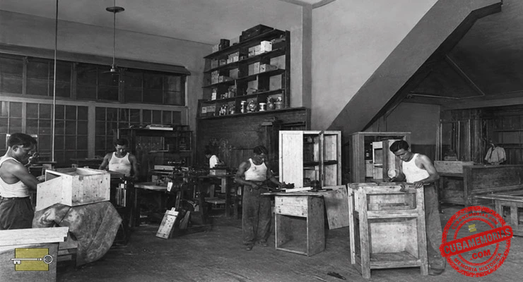 Taller de reparaciones de la Casa Rionda en La Habana, especializado en neveras.