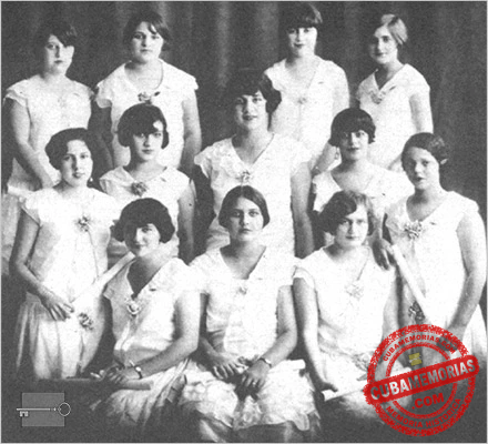 Grupo de graduadas del Colegio Estrella para niñas y señoritas en La Habana, ca. 1928