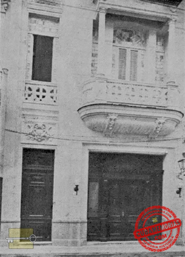 Vista exterior de la fachada del edificio de la Biblioteca Municipal de La Habana en la calle Zenea número 225.