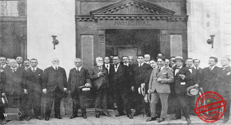 Gonzalo Aróstegui y otras personalidades en la puerta de la Biblioteca Municipal de La Habana durante su inauguración en 1920.