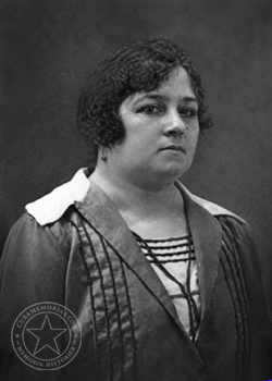 Retrato de María Castro de Roca, directora propietaria de una academia de Corte y Costura en Matanzas.