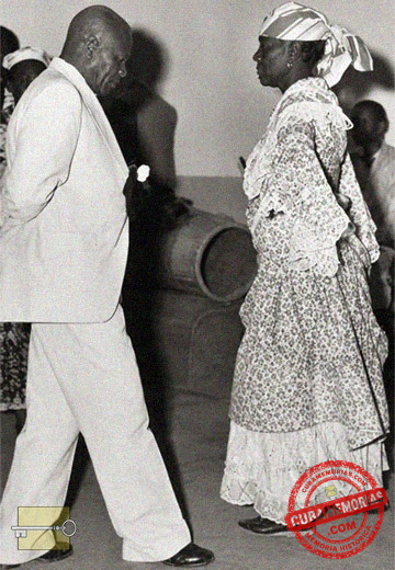 Pareja ejecutando un paso de yubá en una ceremonia de Tumba Francesa en Guantánamo hacia 1938.