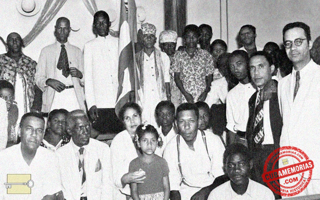 Grupo reunido alrededor de la reina ceremonial en un estrado en Guantánamo hacia 1938.