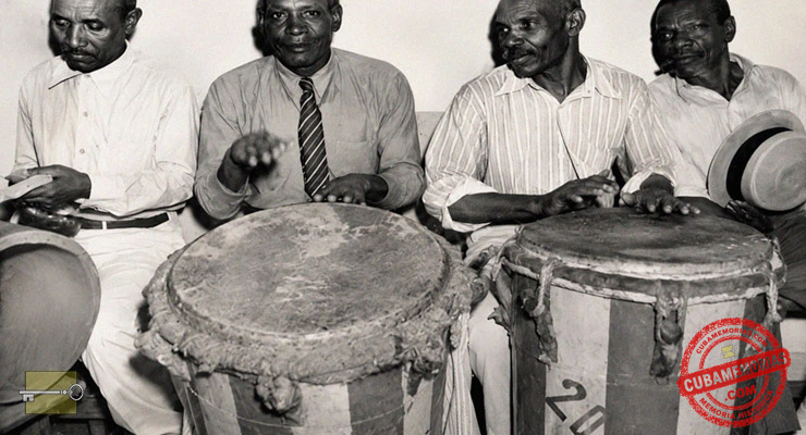 Músicos tocando tumbas y catá en Guantánamo hacia 1938.