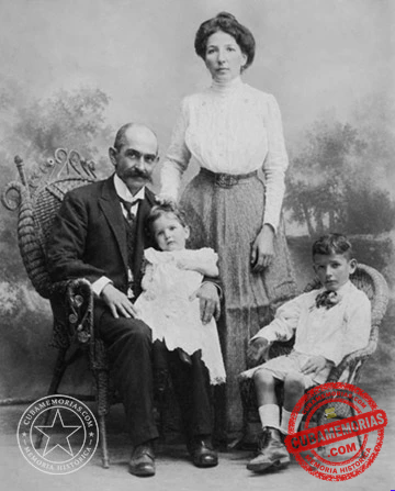 Ulpiano Rodríguez Torres, antiguo alcalde de Perico y posteriormente concejal presidente del Ayuntamiento, junto a su esposa Cesárea Muñoz y sus hijos Ramón y Ulpiano.