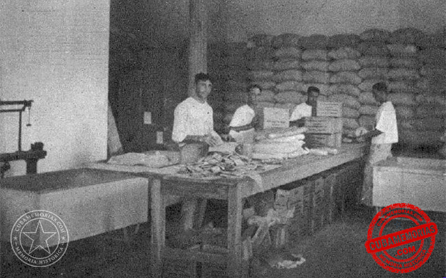 Personal preparando paquetes de galleticas Tarajano en el almacén y departamento de envases de la panificadora.