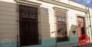 Fachada y lápida de la casa donde vivió y murió José Jacinto Milanés en la calle de Milanés, Matanzas.
