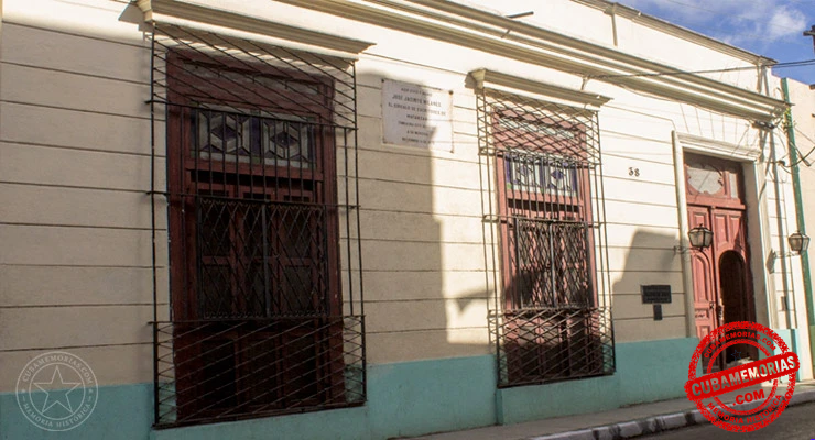 Fachada y lápida de la casa donde vivió y murió José Jacinto Milanés en la calle de Milanés, Matanzas.