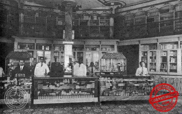 Departamento de ventas de la Gran Farmacia de Manuel Lorenzo Fernández en Camajuaní, hacia 1929.