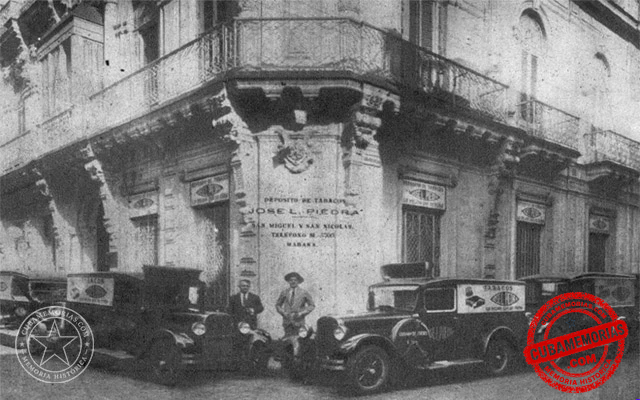 Depósito de tabacos José L. Piedra en La Habana, con camiones de reparto, ca. 1929.