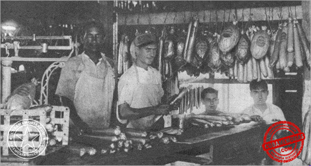 Trabajadores preparando mortadella y salchichones para el despacho en la fábrica La Montañesa de Camajuaní, ca. 1929.