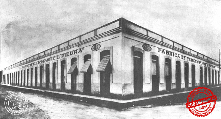 Fachada de la fábrica de tabacos de José L. Piedra en Camajuaní, ca. 1929.