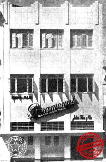 Fachada del edificio de la fábrica de trajes Paramount en La Habana, ca. 1944.