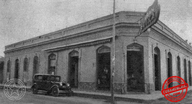 Fachada de la Gran Farmacia de Manuel Lorenzo Fernández en Camajuaní, hacia 1929.