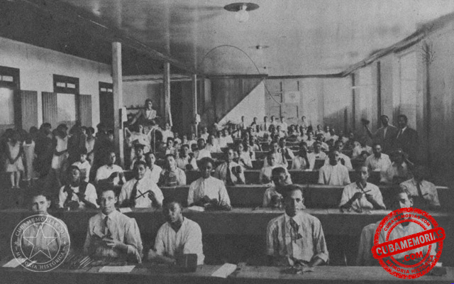 Trabajadores en una galera de la fábrica de tabacos Peñate, en Camajuaní, hacia 1929.
