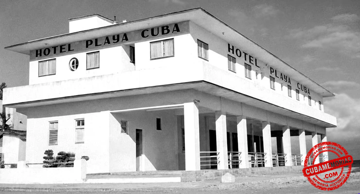 Vista exterior del Hotel Playa Cuba, en Campo Florido, durante la década de 1950.