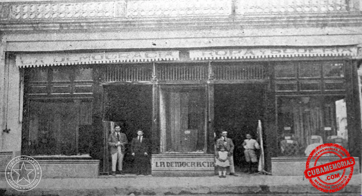 Exterior de la tienda La Democracia, situada en la esquina de la calle Medio y el Callejón de la Sacristía, en Matanzas, en 1924.