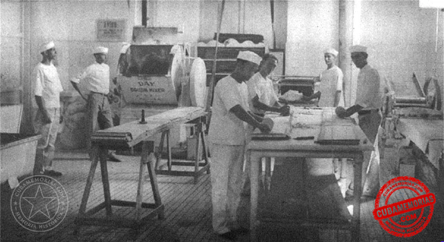Maquinaria y trabajadores de la Panificadora Tarajano durante la elaboración de galleticas en Camajuaní.
