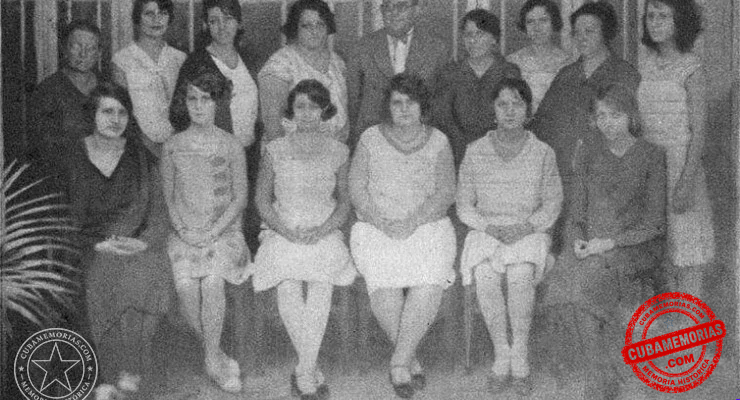 Parte del personal de la fábrica de corbatas de José Arregui Alonso en Camajuaní, hacia 1929.