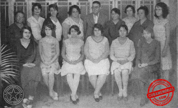 Parte del personal de la fábrica de corbatas de José Arregui Alonso en Camajuaní, hacia 1929.