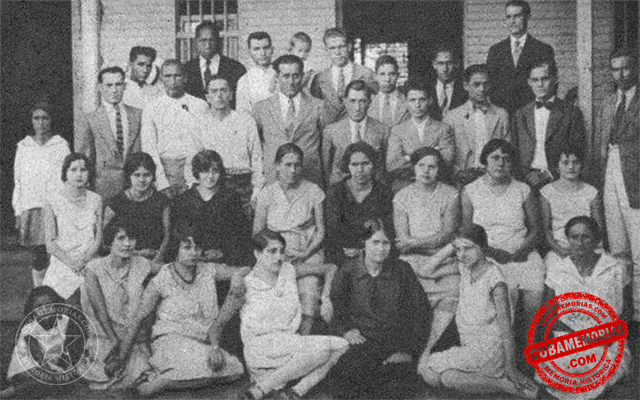 Vicente y Marcelino Cosío junto al personal de la fábrica de embutidos La Montañesa en Camajuaní, ca. 1929.