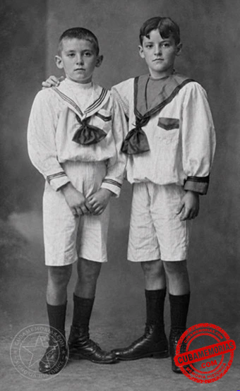 Angelín y Carlitos Llama, sobrinos de Bernardino, Valentín y Carlos Llama, en San Diego del Valle, hacia 1918.